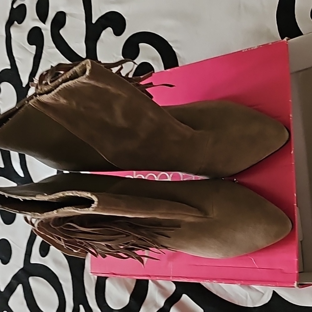 Shoe dazzle taupe ankle boots size 8.5